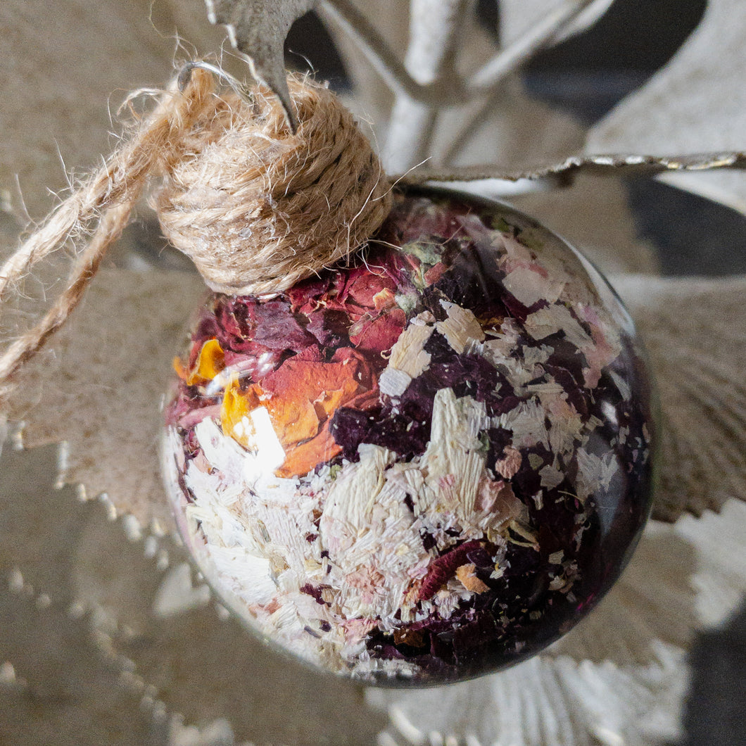 Mini glass ornament: various rose petals in white, dark red and orange